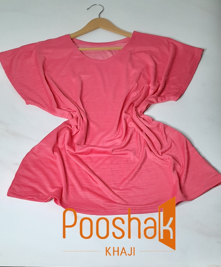 ست تی شرت استین سرخود با  شلوارک صورتی پلی استر دورو  تهیه شده و انتخابی عالی برای خانم‌هایی است که به دنبال راحتی و زیبایی در منزل هستند.