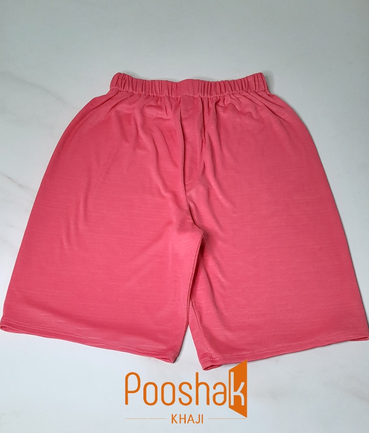 ست تی شرت استین سرخود با  شلوارک صورتی پلی استر دورو  تهیه شده و انتخابی عالی برای خانم‌هایی است که به دنبال راحتی و زیبایی در منزل هستند.