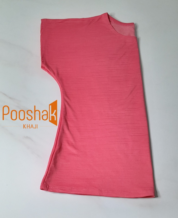 ست تی شرت استین سرخود با  شلوارک صورتی پلی استر دورو  تهیه شده و انتخابی عالی برای خانم‌هایی است که به دنبال راحتی و زیبایی در منزل هستند.